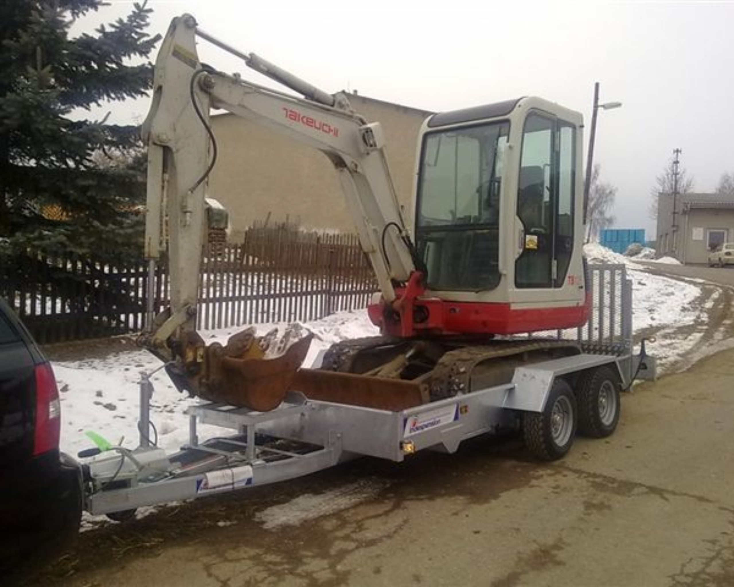 Pelle sur remorque TAKEUCHI